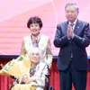 Tổng Bí thư Tô Lâm trao danh hiệu Anh hùng Lao động cho đồng chí Nguyễn Thị Bình, nguyên Ủy viên Trung ương Đảng, nguyên Phó Chủ tịch nước, nguyên Bộ trưởng Bộ Ngoại giao Chính phủ cách mạng lâm thời Cộng hòa miền Nam Việt Nam. (Ảnh: Thống Nhất/TTXVN)