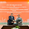 Ông Kasimov Ilzat Ablaxatovich, Thứ trưởng bộ Đầu tư, Công nghiệp và Thương mại Uzbekistan (bên trái) và ông Nguyễn Việt Quang, Phó Chủ tịch kiêm Tổng Giám đốc Tập đoàn Vingroup (bên phải) tại buổi ký kết biên bản ghi nhớ hợp tác.