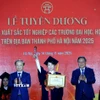 Các thủ khoa được tuyên dương. (Ảnh: Tuấn Anh/TTXVN)
