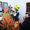 Thủ tướng Phạm Minh Chính dâng hương tưởng nhớ Thủ tướng Phạm Văn Đồng. (Ảnh: Dương Giang/TTXVN)