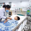 Các bác sỹ Bệnh viện Nhi đồng 2 Thành phố Hồ Chí Minh đang theo dõi, điều trị cho nạn nhân là trẻ em trong vụ tai nạn xảy ra trên cao tốc Vĩnh Hảo-Phan Thiết. (Ảnh: TTXVN phát)