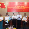 Ông Huỳnh Quốc Việt, Phó Bí thư thường trực Tỉnh ủy và bà Lê Thị Nhung, Phó Chủ tịch Thường trực Hội đồng Nhân dân tỉnh Cà Mau trân trọng trao tặng Danh hiệu vinh dự Nhà nước "Bà mẹ Việt Nam Anh hùng" cho thân nhân 4 Bà mẹ Việt Nam Anh hùng được Chủ tịch nước truy tặng. (Ảnh: Chanh Đa/TTXVN)