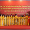 Kiều bào Thái Lan chụp ảnh lưu niệm tại Trung tâm VT Nam Nueng trong khi chờ đón Tổng Bí thư, Chủ tịch nước Tô Lâm. (Ảnh: Đỗ Sinh/TTXVN)