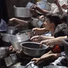 Người dân Palestine chờ được phát thực phẩm cứu trợ tại trại tị nạn Jabalia, Dải Gaza. (Ảnh: THX/TTXVN)