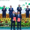 Thủ tướng Phạm Minh Chính và Thủ tướng Lào Sonexay Siphandone chứng kiến trao biên bản hợp tác giữa doanh nghiệp hai nước. (Ảnh: Dương Giang/TTXVN)