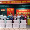 Đoàn Thành phố Hồ Chí Minh tặng quà cho các hộ dân sinh sống trên đảo Trường Sa. (Ảnh: Tiến Lực/TTXVN)
