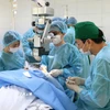 Ca phẫu thuật được thực hiện bởi các bác sỹ đầu ngành nhãn khoa của Bệnh viện Mắt Trung ương, Bệnh viện Mắt Hải Phòng và êkíp gây mê của Bệnh viện Hữu nghị Việt Tiệp cùng tổ chuyên gia hỗ trợ. (Ảnh: TTXVN phát)