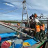 Bộ đội Biên phòng Nghệ An hỗ trợ ngư dân neo đậu tàu thuyền tại nơi tránh trú an toàn. (Ảnh: TTXVN phát)