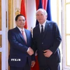 Thủ tướng Phạm Minh Chính và Thủ tướng Pháp François Bayrou. (Ảnh: Dương Giang/TTXVN)