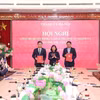 Bí thư Thành ủy Hà Nội Bùi Thị Minh Hoài trao quyết định cho đồng chí Vũ Đức Bảo (phải), Ủy viên Ban Thường vụ Thành ủy, Trưởng ban Ban Tổ chức Thành ủy nhiệm kỳ 2020-2025 được nghỉ hưu trước tuổi kể từ ngày 15/2/2025 và đồng chí Hà Minh Hải, Thành ủy viên, Phó Chủ tịch Ủy ban Nhân dân Thành phố Hà Nội nhiệm kỳ 2021-2026 giữ chức vụ Trưởng ban Tổ chức Thành uỷ nhiệm kỳ 2020-2025 kể từ ngày 15/2/2025. (Ảnh: Văn Điệp/TTXVN)