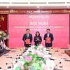 Bí thư Thành ủy Hà Nội Bùi Thị Minh Hoài trao quyết định cho đồng chí Vũ Đức Bảo (phải), Ủy viên Ban Thường vụ Thành ủy, Trưởng ban Ban Tổ chức Thành ủy nhiệm kỳ 2020-2025 được nghỉ hưu trước tuổi kể từ ngày 15/2/2025 và đồng chí Hà Minh Hải, Thành ủy viên, Phó Chủ tịch Ủy ban Nhân dân Thành phố Hà Nội nhiệm kỳ 2021-2026 giữ chức vụ Trưởng ban Tổ chức Thành uỷ nhiệm kỳ 2020-2025 kể từ ngày 15/2/2025. (Ảnh: Văn Điệp/TTXVN)