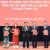Giáo sư-Tiến sỹ Nguyễn Xuân Thắng trao các quyết định về công tác tổ chức tại Học viện. (Ảnh: TTXVN)