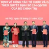 Giáo sư-Tiến sỹ Nguyễn Xuân Thắng trao các quyết định về công tác tổ chức tại Học viện. (Ảnh: TTXVN)