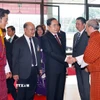 Quốc vương Jigme Khesar Namgyel Wangchuck giới thiệu thành viên đoàn đại biểu Bhutan với Chủ tịch Quốc hội Trần Thanh Mẫn. (Ảnh: Doãn Tấn/TTXVN)