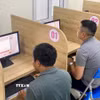 Các học viên tham gia sát hạch cấp Giấy phép lái xe ôtô. (Ảnh: TTXVN phát)