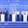 Thủ tướng Phạm Minh Chính và các đại biểu khởi công dự án Tổ hợp Không gian sáng tạo tại Hà Nội. (Ảnh: Dương Giang/TTXVN)