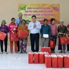 Phó Thủ tướng Chính phủ Nguyễn Chí Dũng tặng quà Tết cho đồng bào Raglai tại xã Anh Dũng. (Ảnh: Công Thử/TTXVN)