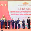 Phó Chủ tịch Thường trực Quốc hội Đỗ Văn Chiến trao Huân chương Độc lập hạng Nhì cho Uỷ ban Kinh tế và Tài chính của Quốc hội. (Ảnh: Minh Đức/TTXVN)