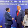 Thủ tướng Phạm Minh Chính gặp Tổng thống Hoa Kỳ Donald Trump tại Hội nghị Cấp cao ASEAN-Hoa Kỳ lần thứ 13. (Ảnh: TTXVN phát)