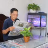 Ông Ngô Thanh Phong (sinh năm 1949, trú tại khóm Bình Thới 2, phường Bình Khánh, thành phố Long Xuyên, tỉnh An Giang), nguyên Tổng biên tập Báo An Giang vẫn thường xuyên cập nhật tin tức, các vấn đề thời sự trong nước và thế giới qua các phương tiện truyền thông, báo chí. (Ảnh: Công Mạo/TTXVN)