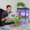 Ông Ngô Thanh Phong (sinh năm 1949, trú tại khóm Bình Thới 2, phường Bình Khánh, thành phố Long Xuyên, tỉnh An Giang), nguyên Tổng biên tập Báo An Giang vẫn thường xuyên cập nhật tin tức, các vấn đề thời sự trong nước và thế giới qua các phương tiện truyền thông, báo chí. (Ảnh: Công Mạo/TTXVN)