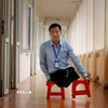 Gần 20 năm, thầy giáo Nguyễn Khả Tuyến “đi bằng đôi tay” đến trường dạy học. (Ảnh: Hoàng Hùng/TTXVN)