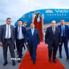 Thủ tướng Cộng hòa Algeria Dân chủ Nhân dân Sifi Ghrieb đón Thủ tướng Phạm Minh Chính tại sân bay quốc tế Houari Boumediene. (Ảnh: Dương Giang/TTXVN)
