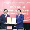 Trưởng Ban Nội chính Trung ương Phan Đình Trạc trao Quyết định của Bộ Chính trị cho đồng chí Bùi Văn Nghiêm. (Ảnh: Phương Hoa/TTXVN)