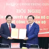 Trưởng Ban Nội chính Trung ương Phan Đình Trạc trao Quyết định của Bộ Chính trị cho đồng chí Bùi Văn Nghiêm. (Ảnh: Phương Hoa/TTXVN)