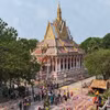 Đồng bào dân tộc Khmer tập trung chuẩn bị cho các nghi thức lễ hội tại chùa Botum Kirirangsay Khedol ở ấp Thạnh Đông, xã Thạnh Tân, thành phố Tây Ninh. (Ảnh: Minh Phú/TTXVN)