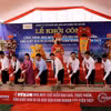 Các đại biểu động thổ khởi công xây dựng nhà máy. (Ảnh: Thanh Hải/TTXVN)