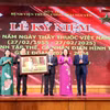 Phó Chủ tịch nước Võ Thị Ánh Xuân trao tặng bức ảnh Chủ tịch Hồ Chí Minh cho Bệnh viện Trung ương Thái Nguyên. (Ảnh: Trần Trang/TTXVN)