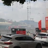 Khói đen dày đặc kèm theo mùi khét bốc ra từ khu vực gần chân cầu Vĩnh Tuy và Cảng Hà Nội. (Ảnh: Vũ Quang/TTXVN)