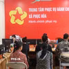 Người dân làm thủ tục hành chính tại Trung tâm phục vụ hành chính công xã Phục Hòa, tỉnh Cao Bằng. (Ảnh: Chu Hiệu/TTXVN)