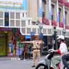 Lực lượng Cảnh sát giao thông điều tiết, phân luồng giao thông tại nút giao phố Tràng Tiền - Đinh Tiên Hoàng, Hà Nội trong sáng mùng 1 Tết. (Ảnh: Phạm Kiên/TTXVN)