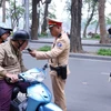 Trong sáng mùng 1 Tết, Đội Cảnh sát giao thông số 1, Công an Hà Nội đã bố trí nhiều tổ công tác trên các tuyến phụ trách, tập trung xử lý vi phạm nồng độ cồn với người điều khiển ô tô, xe máy và xe đạp. (Ảnh: Phạm Kiên/TTXVN)