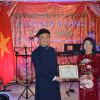 Đại sứ Ngô Hướng Nam trao bằng khen cho đại diện công ty VinFast Hà Lan vì những đóng góp tích cực trong công tác hỗ trợ cộng đồng. (Ảnh: TTXVN phát)