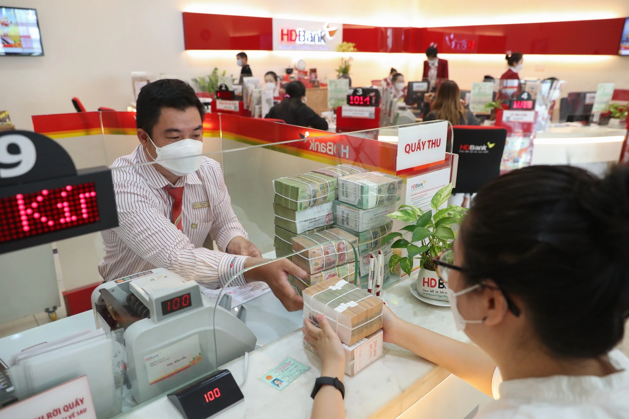 Nhu cầu tín dụng tăng mạnh, lãi suất huy động và cho vay nóng trở lại