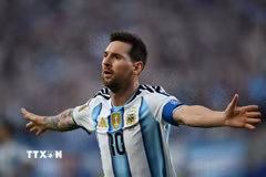 Lionel Messi ăn mừng sau khi lập công vào lưới Algeria. (Ảnh: AFP/TTXVN)