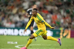 Thapelo Maseko tỏa sáng đưa Nam Phi vào vòng 1/16 World Cup 2026. (Ảnh: AFP/TTXVN)