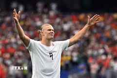 Haaland lại lập công để giúp Na Uy thẳng tiến vòng 1/8 World Cup 2026. (Ảnh: AFP/TTXVN)