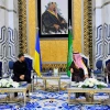 Tổng thống Ukraine Volodymyr Zelensky (thứ hai, trái) tại sân bay King Abdulaziz ở Jeddah (Saudi Arabia) ngày 10/3/2025. (Ảnh: THX/TTXVN)