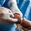 Nhân viên y tế điều trị cho bệnh nhân mắc đậu mùa khỉ tại một quốc gia châu Phi hồi năm ngoái. (Ảnh: THX/TTXVN)