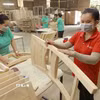 Sản xuất đồ gỗ nội thất xuất khẩu tại Công ty Thiết Đan, thành phố Dĩ An (tỉnh Bình Dương). (Ảnh: Vũ Sinh/TTXVN)