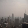 Khói mù ô nhiễm bao phủ bầu trời tại New York (Mỹ) trong một bức ảnh tư liệu. (Ảnh: Getty Images/TTXVN)