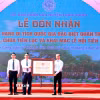 Thừa ủy quyền của Thủ tướng Chính phủ, Phó Chủ tịch Thường trực Ủy ban Nhân dân tỉnh Bắc Giang Mai Sơn trao Bằng xếp hạng Di tích Quốc gia đặc biệt Quần thể di tích đình, đền, chùa Tiên Lục cho lãnh đạo huyện Lạng Giang. (Ảnh: Đồng Thúy/TTXVN)