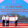Thừa ủy quyền của Thủ tướng Chính phủ, Phó Chủ tịch Thường trực Ủy ban Nhân dân tỉnh Bắc Giang Mai Sơn trao Bằng xếp hạng Di tích Quốc gia đặc biệt Quần thể di tích đình, đền, chùa Tiên Lục cho lãnh đạo huyện Lạng Giang. (Ảnh: Đồng Thúy/TTXVN)
