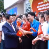 Thủ tướng Phạm Minh Chính với sinh viên tham dự Lễ phát động Phong trào “Cả nước thi đua đổi mới sáng tạo và chuyển đổi số” tại Hà Nội sáng 24/4/2025. (Ảnh: Dương Giang/TTXVN)
