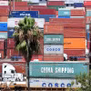 Các container hàng hóa Trung Quốc tại cảng Long Beach, bang California (Mỹ). (Ảnh: AFP/TTXVN)