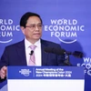 Thủ tướng Phạm Minh Chính đối thoại với lãnh đạo các tập đoàn lớn của WEF tại thành phố Đại Liên, tỉnh Liêu Ninh (Trung Quốc) hồi tháng Sáu năm ngoái. (Ảnh: Dương Giang/TTXVN)